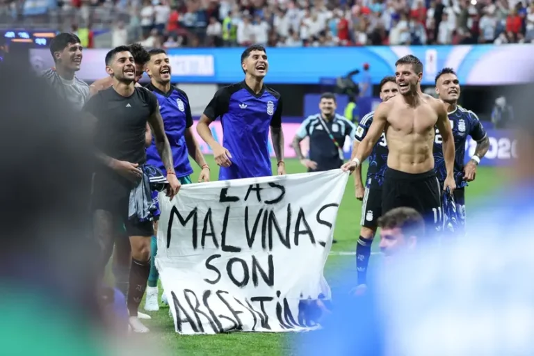 Argentina provoca ingleses com faixa proibida pela FIFA