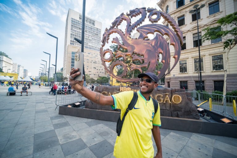 HBO Max leva escultura gigante de ‘A Casa do Dragão’ para os Arcos da Lapa