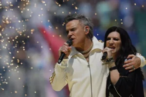 Robbie Williams explica a substância branca em seu rosto na final da Copa do Mundo