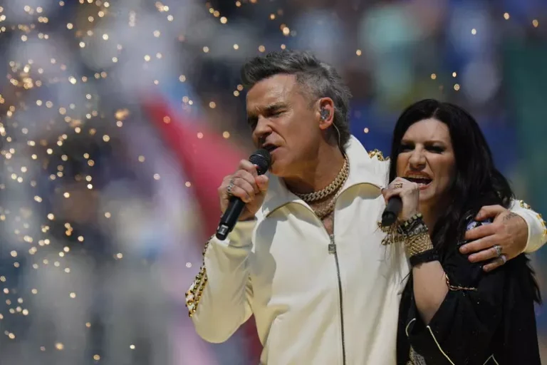 Robbie Williams explica a substância branca em seu rosto na final da Copa do Mundo