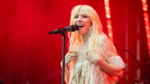 Carly Rae Jepsen compõe um novo capítulo do single “After All”