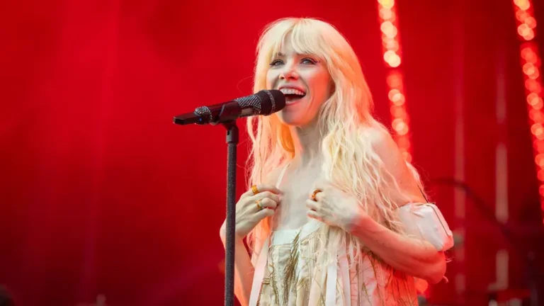 Carly Rae Jepsen compõe um novo capítulo do single “After All”