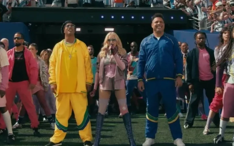 Madonna une música, esporte e craques em sua apresentação na final da Copa