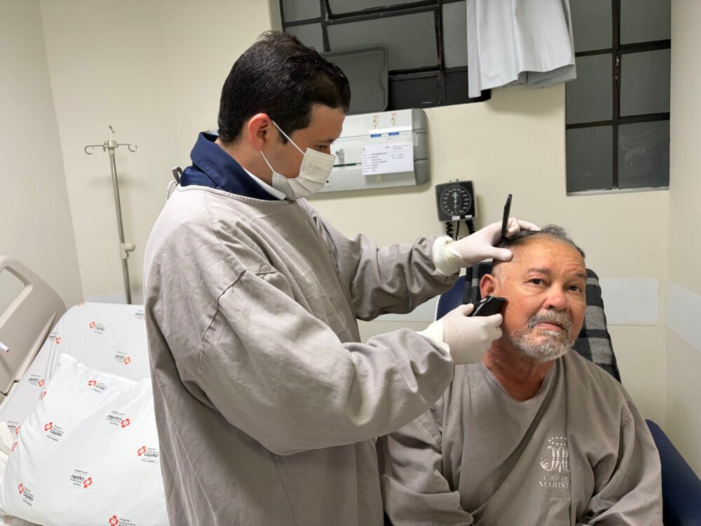 Enfermeiro transforma corte de cabelo em resgate à autoestima de pacientes em hospital 100% SUS